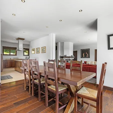 Chalet Noir Pres De La Telecabine A