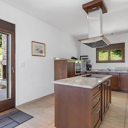 Noir Pres De La Telecabine A Chalet *