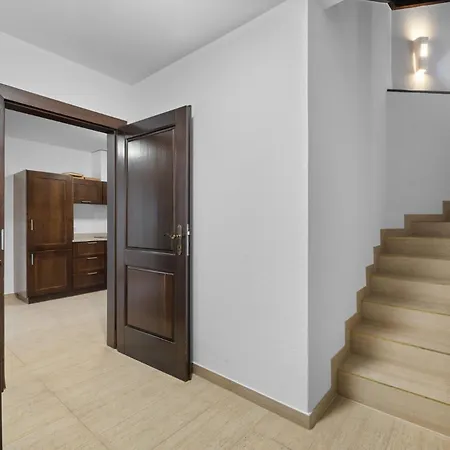 Noir Pres De La Telecabine A Chalet *