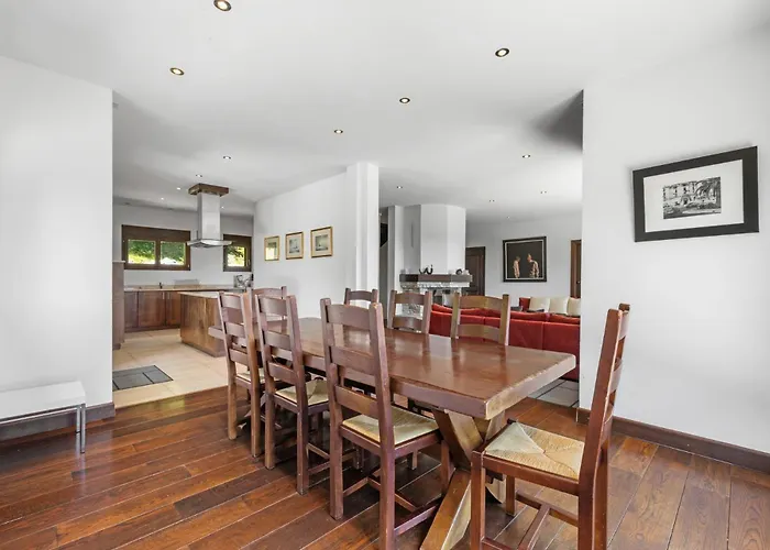 Chalet Noir Pres De La Telecabine A