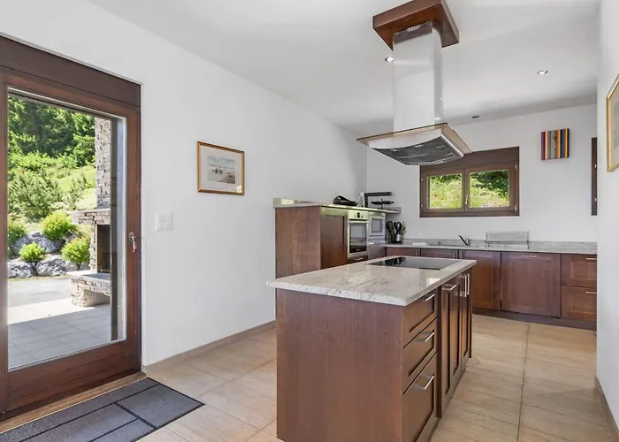 Noir Pres De La Telecabine A Chalet *