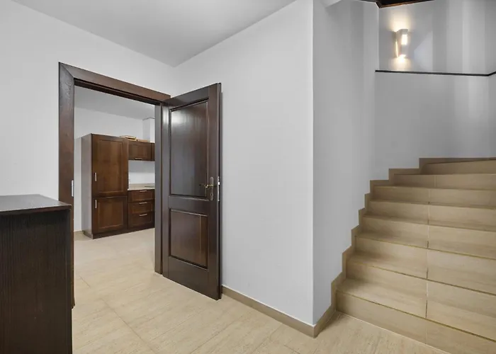 Noir Pres De La Telecabine A Chalet *