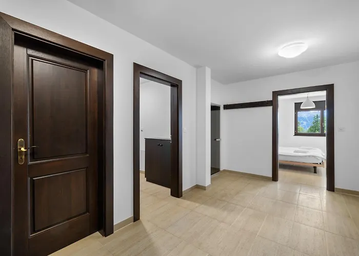 Chalet Noir Pres De La Telecabine A