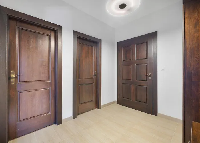 Noir Pres De La Telecabine A * Anzère