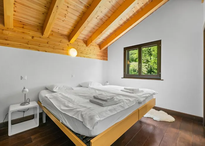 Chalet Noir Pres De La Telecabine A