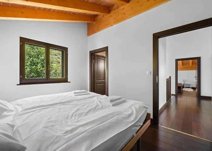 Chalet Noir Pres De La Telecabine A