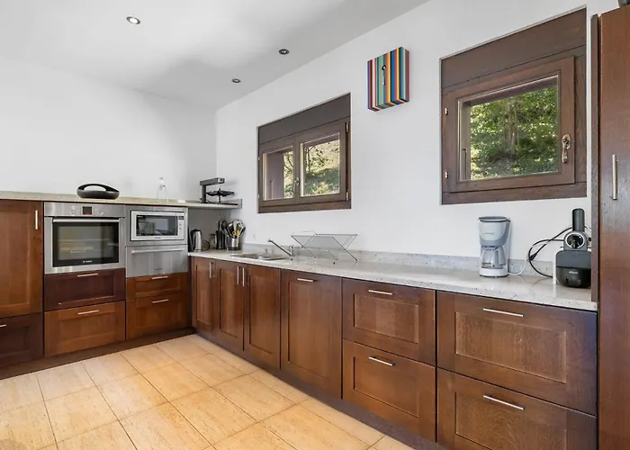 Noir Pres De La Telecabine A *