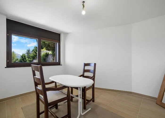 Chalet Noir Pres De La Telecabine A