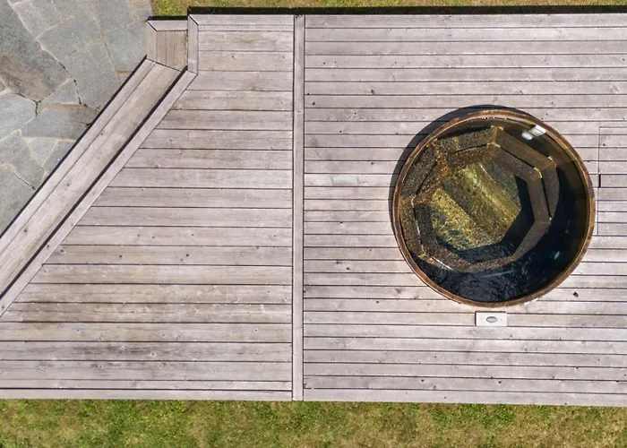 Chalet Noir Pres De La Telecabine A